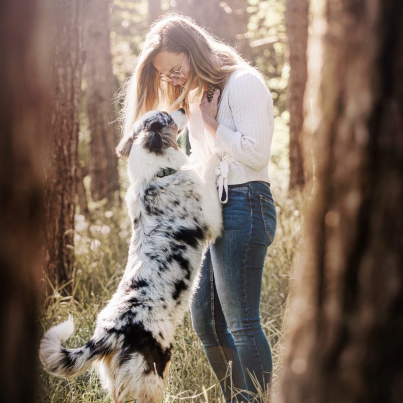 Sky et Justine, fondatrice de Éduc au Poilpret, en séance d'éducation canine bienveillante dans la nature – Complicité et confiance